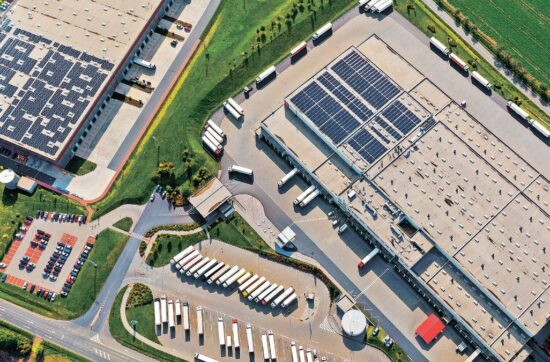 Imagen aérea de un parque industrial con paneles solares