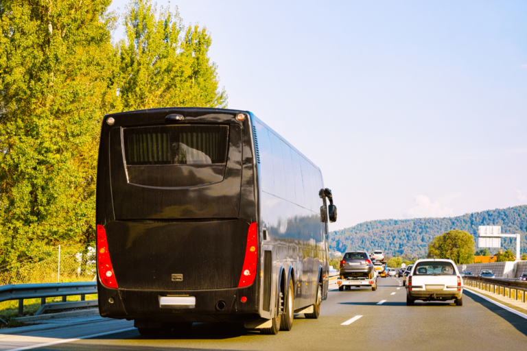 autobus en carretera hacia valle de bravo