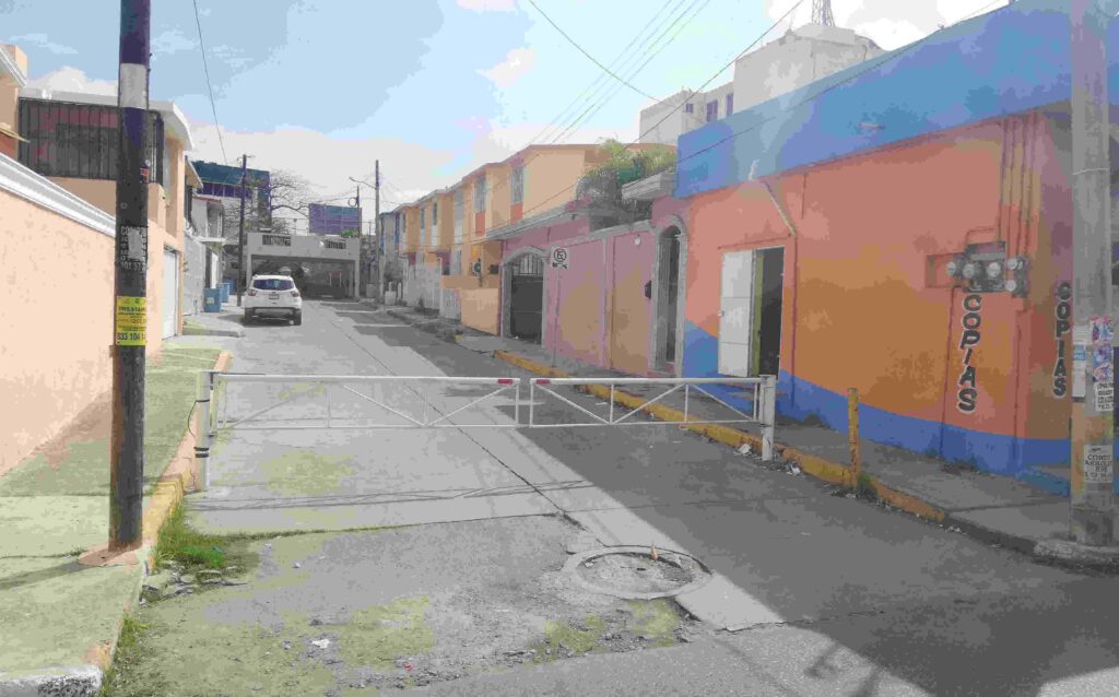 Qué derechos y obligaciones tienen los propietarios en una calle privada 1 calle privada con acceso restringido