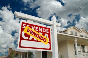 casa con un letrero de vendido