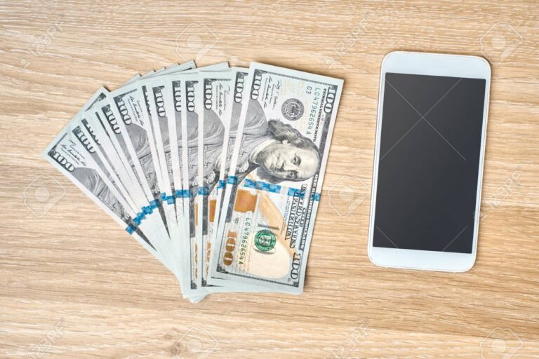 celular sobre una mesa con dinero