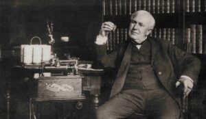 edison en su laboratorio con inventos