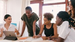 equipo legal colaborando en una reunion