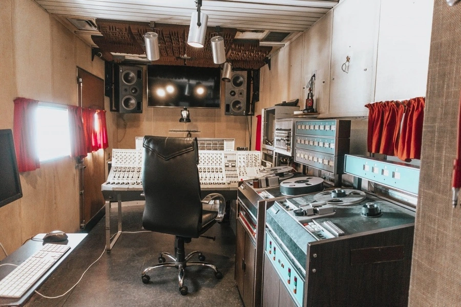 Qué es el Rolling Stones Mobile Studio y su impacto en la música 8 Qué es el Rolling Stones Mobile Studio y su impacto en la música