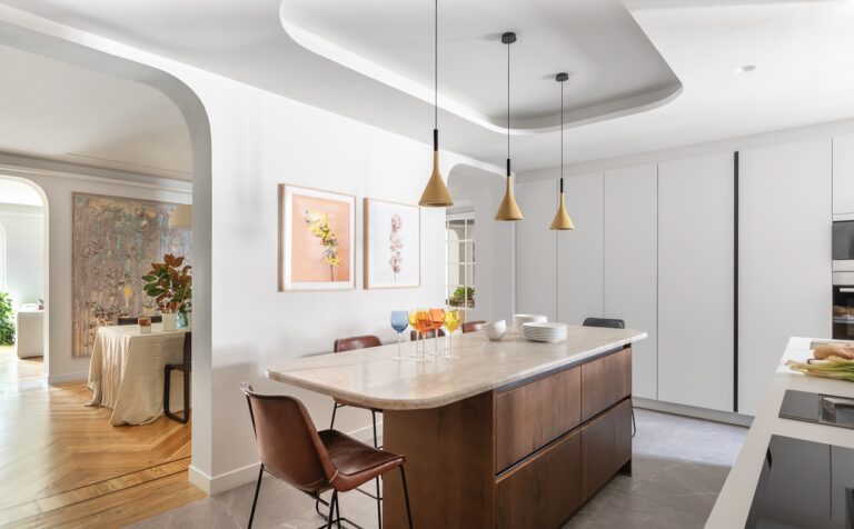 focos largos iluminando una lampara moderna