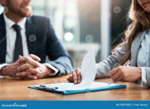 grupo de personas firmando documentos legales