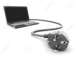 laptop sobre una mesa con cable desenchufado