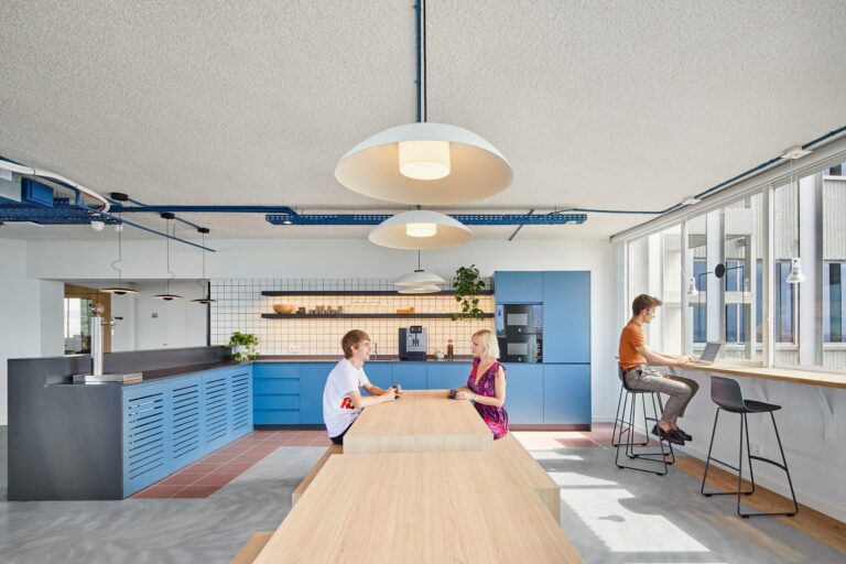 luz natural iluminando un espacio de estudio