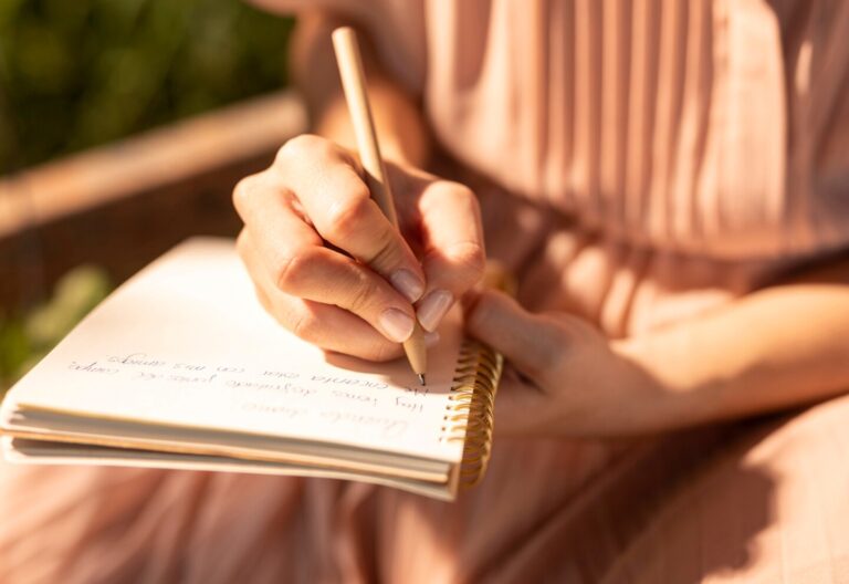 manos escribiendo una carta formal