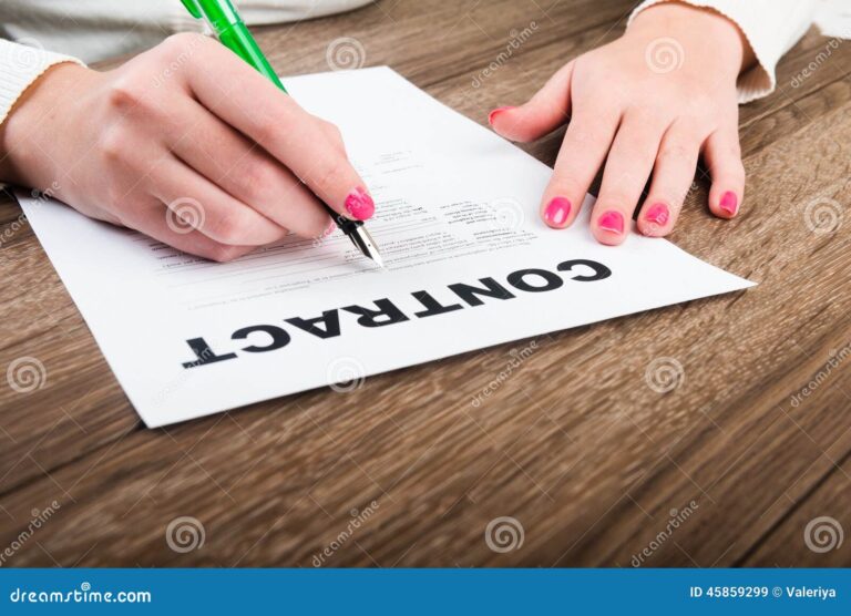 Cómo se coloca la firma y la fecha en un documento correctamente 67 manos firmando un documento importante