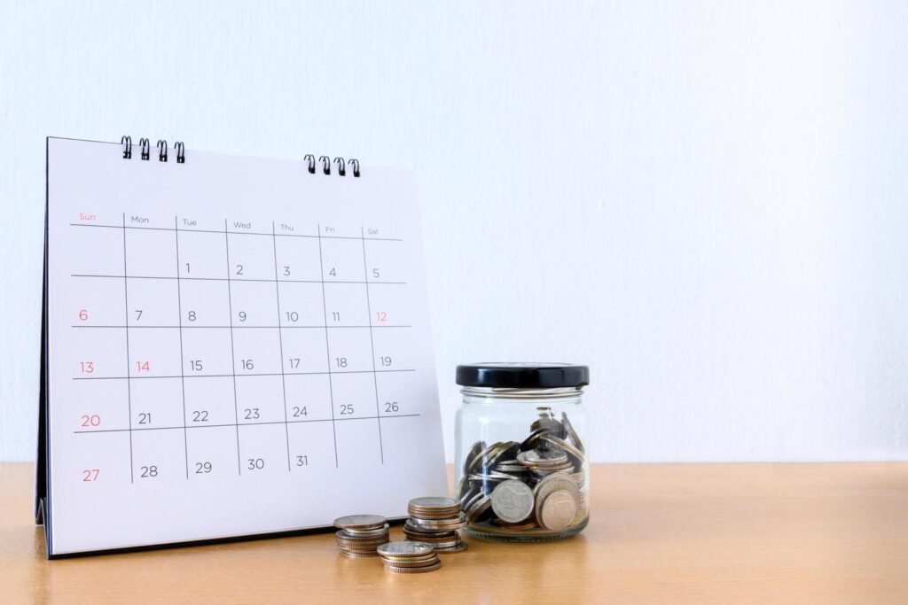 Qué es una cuenta de ahorro a plazo fijo y cómo funciona 1 monedas y un calendario sobre una mesa
