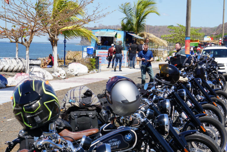 motos alineadas en un concesionario brillante