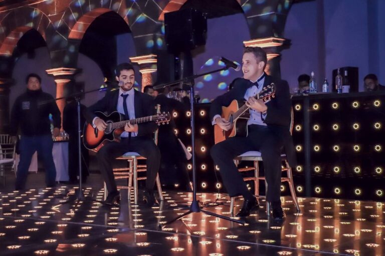 Cuánto cobra Arnulfo Jr. por evento y qué incluye su servicio 39 musico en concierto animando un evento