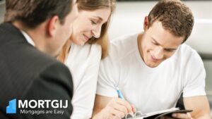 oficina gubernamental con personas asesorandose