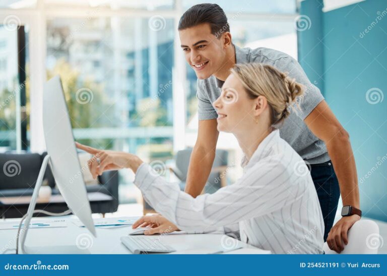 persona consultando en una computadora