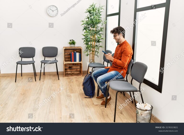 persona esperando en una sala de espera