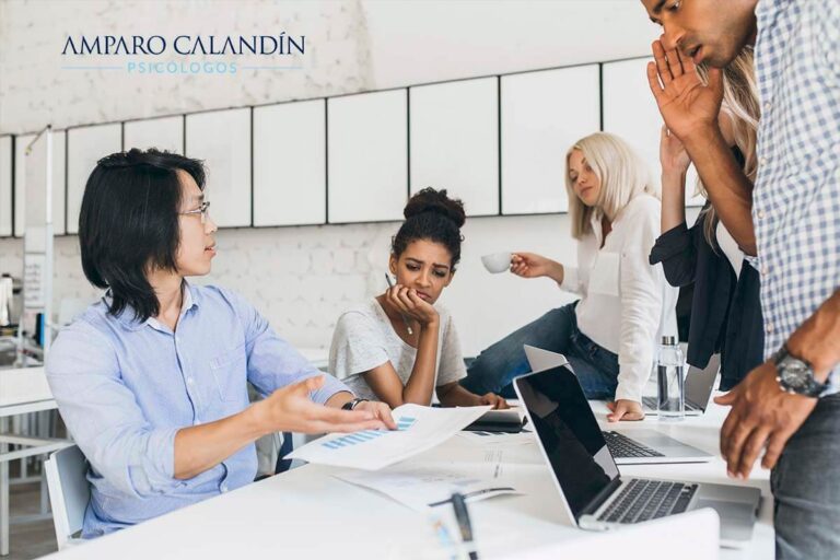 persona pensativa en un entorno laboral