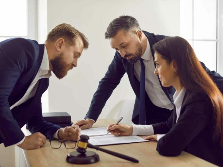 persona presentando denuncia en una oficina