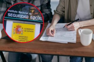 persona revisando documentos de seguridad social