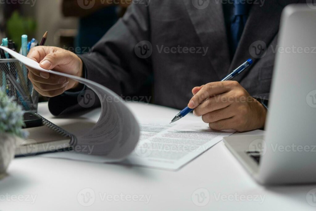 persona revisando documentos financieros 6