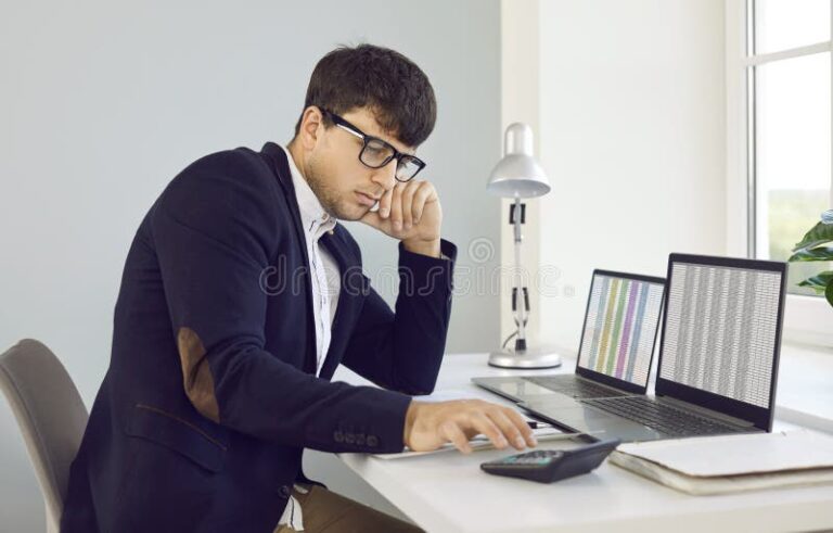 Cuándo y cómo se puede retirar dinero del Afore por desempleo 43 persona revisando documentos financieros con preocupacion