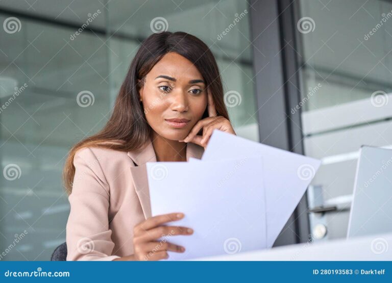 Qué hacer si el contribuyente no cuenta con validez de obligaciones 32 persona revisando documentos fiscales en oficina 1