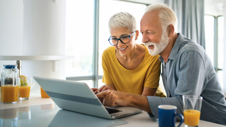 Cuánto debo en Fonacot y cómo consultar mi saldo actual 51 persona revisando su saldo financiero en linea