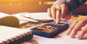 persona revisando sus finanzas con calculadora