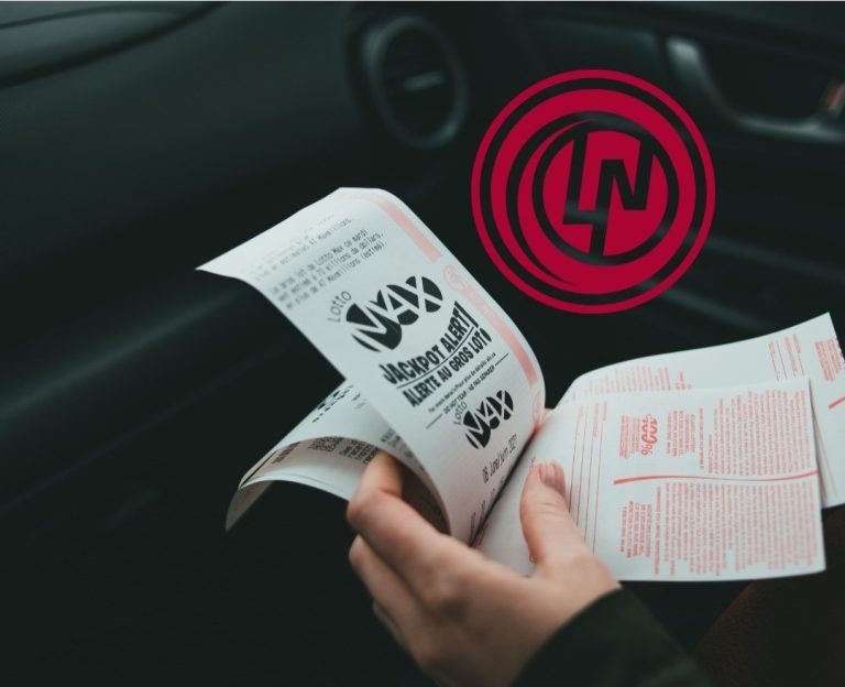 Cómo Puedo Checar Mi Boleto de Melate en Internet 44 persona revisando un boleto de loteria