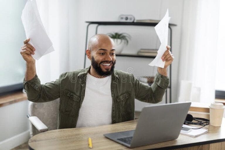 persona usando computadora con documentos en mano