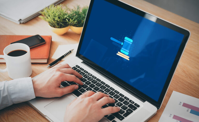 persona usando computadora con documentos legales