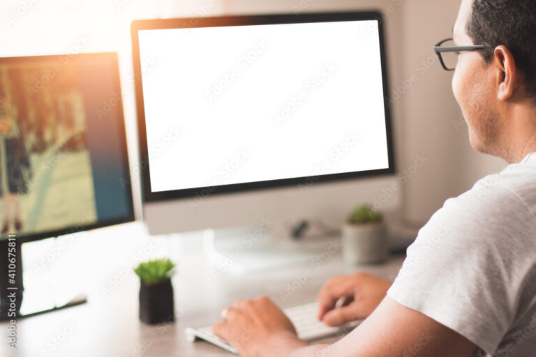 Cómo consultar mis saldos y movimientos en Infonavit 44 persona usando computadora en casa 2