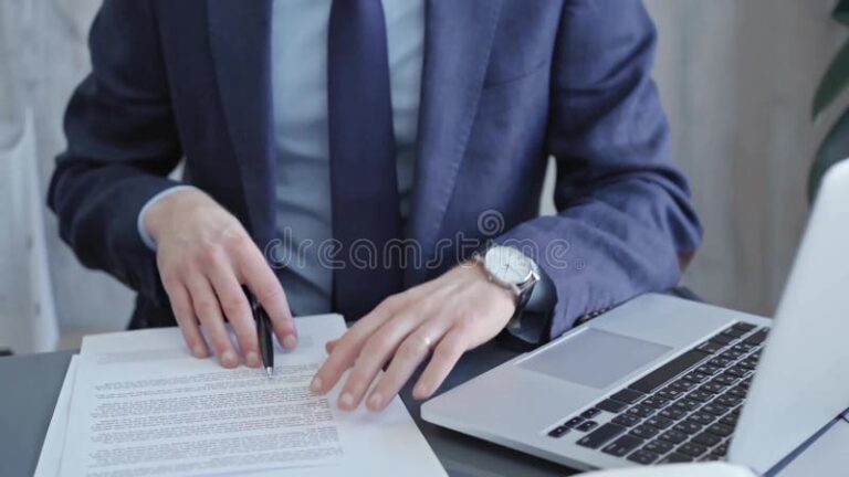 Es posible demandar a Fovissste por problemas con un crédito hipotecario 57 personas firmando documentos legales en oficina