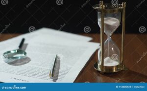 reloj de arena con documentos legales