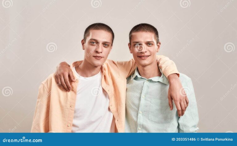retrato de dos hombres sonrientes juntos