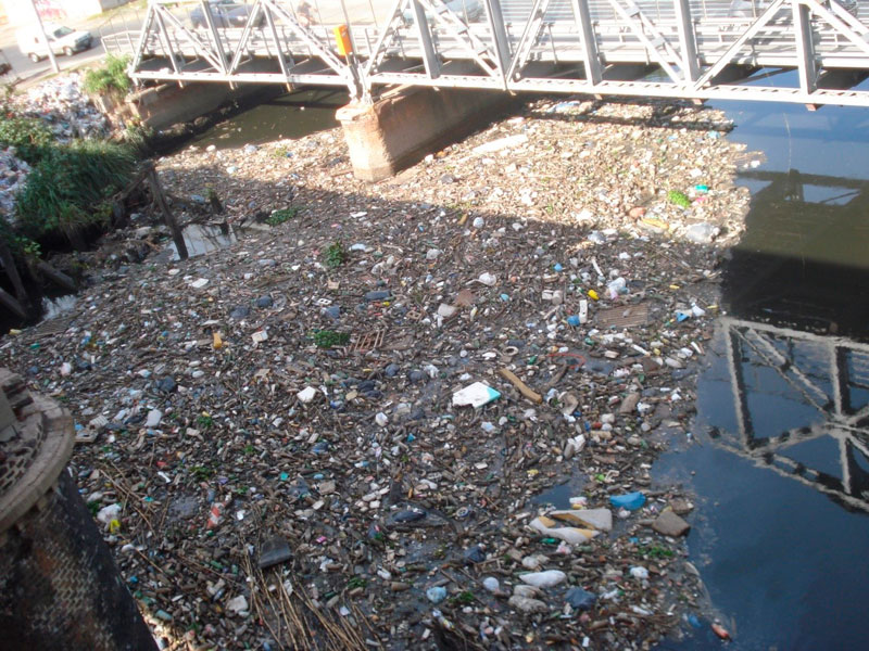 En qué consiste la contaminación del agua y cuáles son sus causas